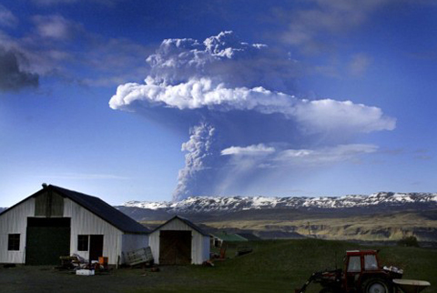 Cột khói bốc lên từ núi lửa Grimsvoetn tối 21/5.
